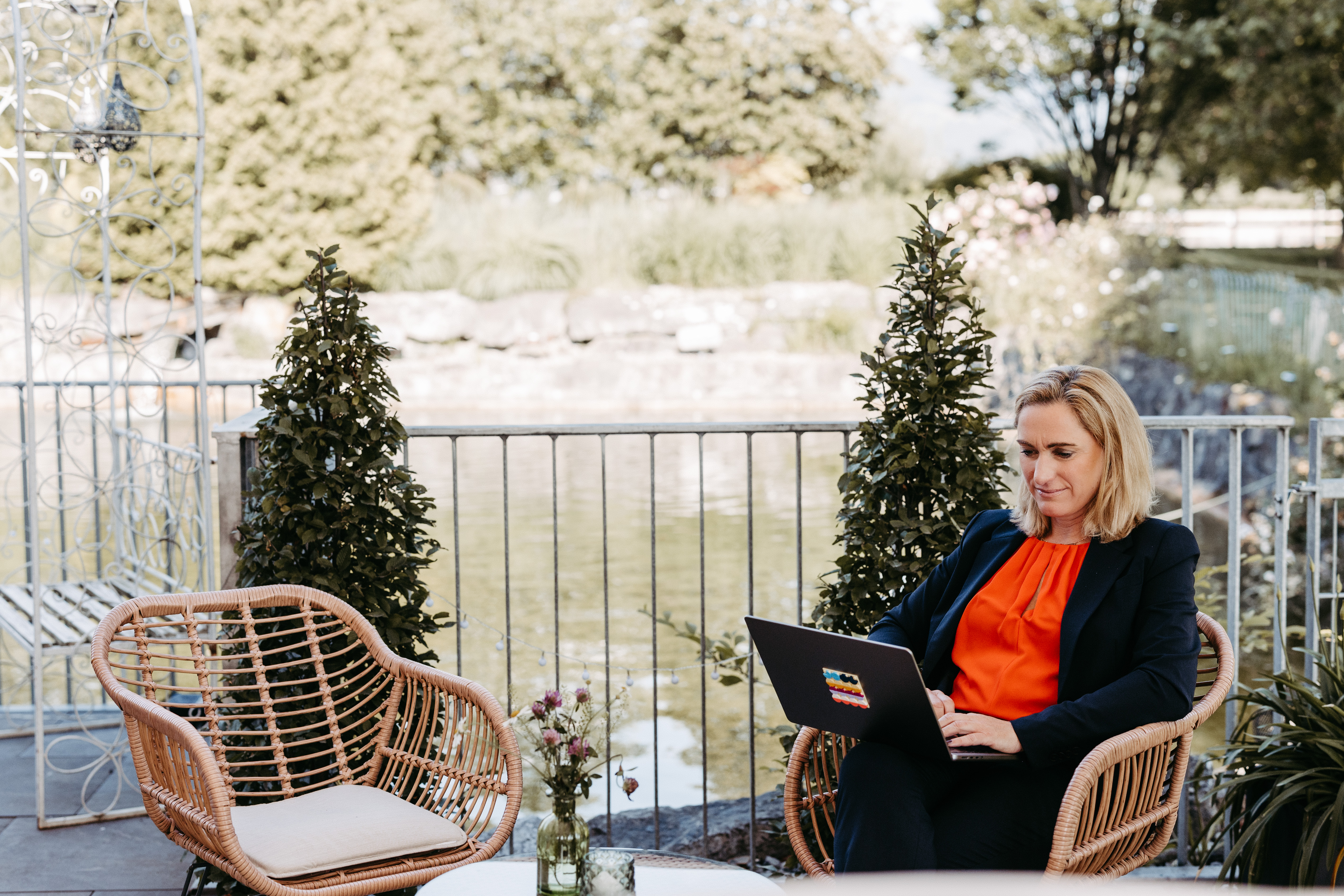 Helga Boss arbeitet mit Laptop auf der Terrasse